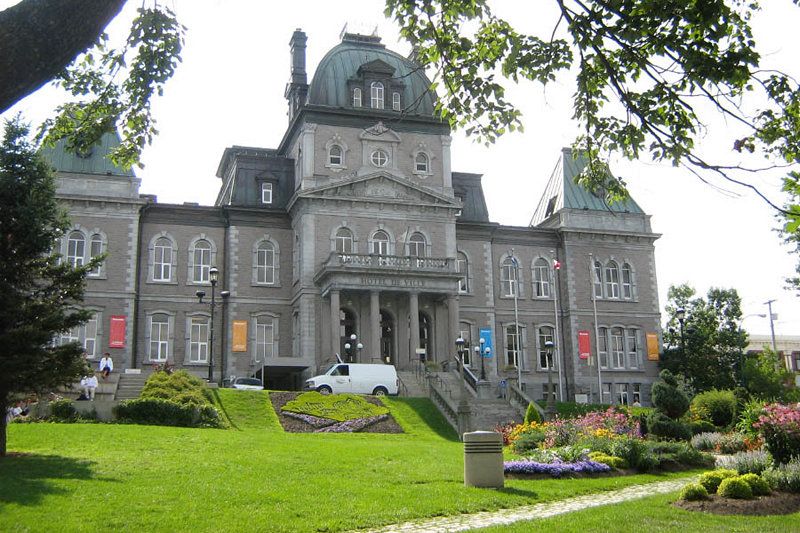 Élections municipales à Sherbrooke : Boutin veut renforcer les liens avec Québec, Kibonge mise sur les rues partagées